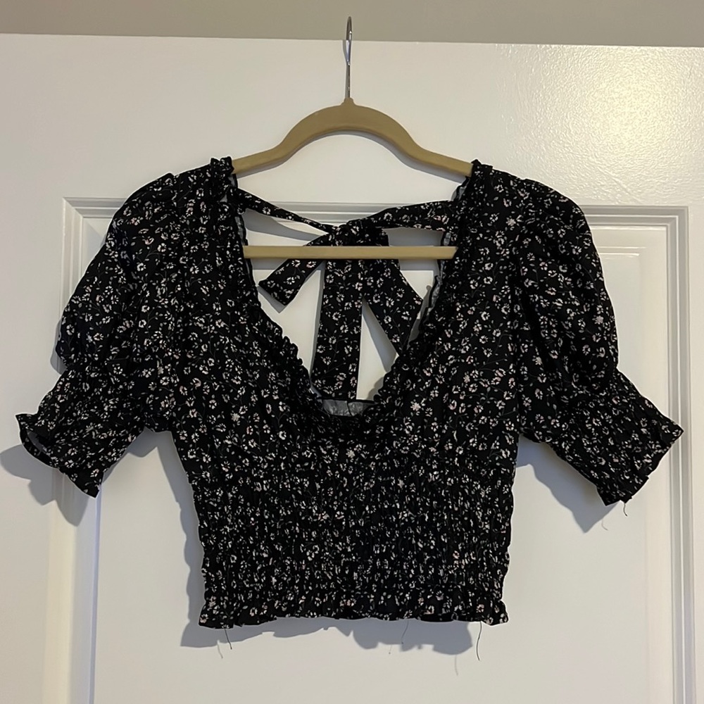 Super cute puff sleeve blouse!